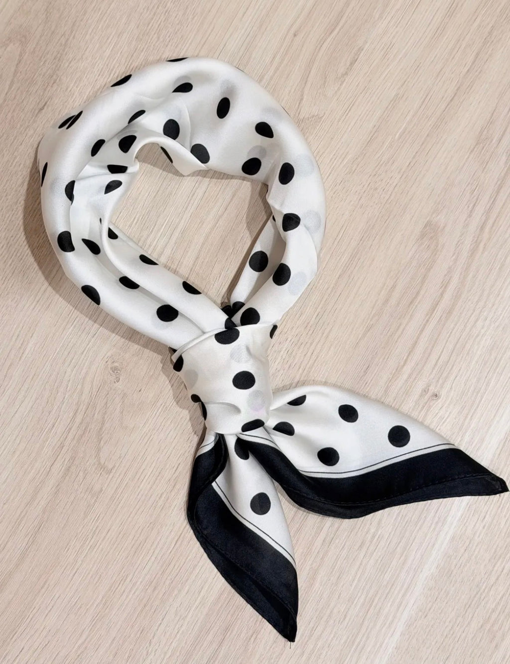 Foulard blanc à pois noirs