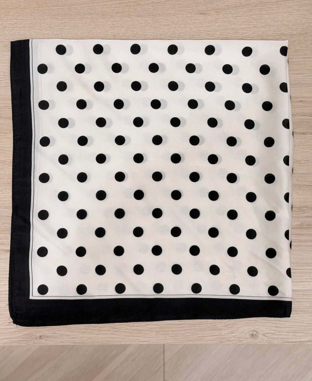 Foulard blanc à pois noirs