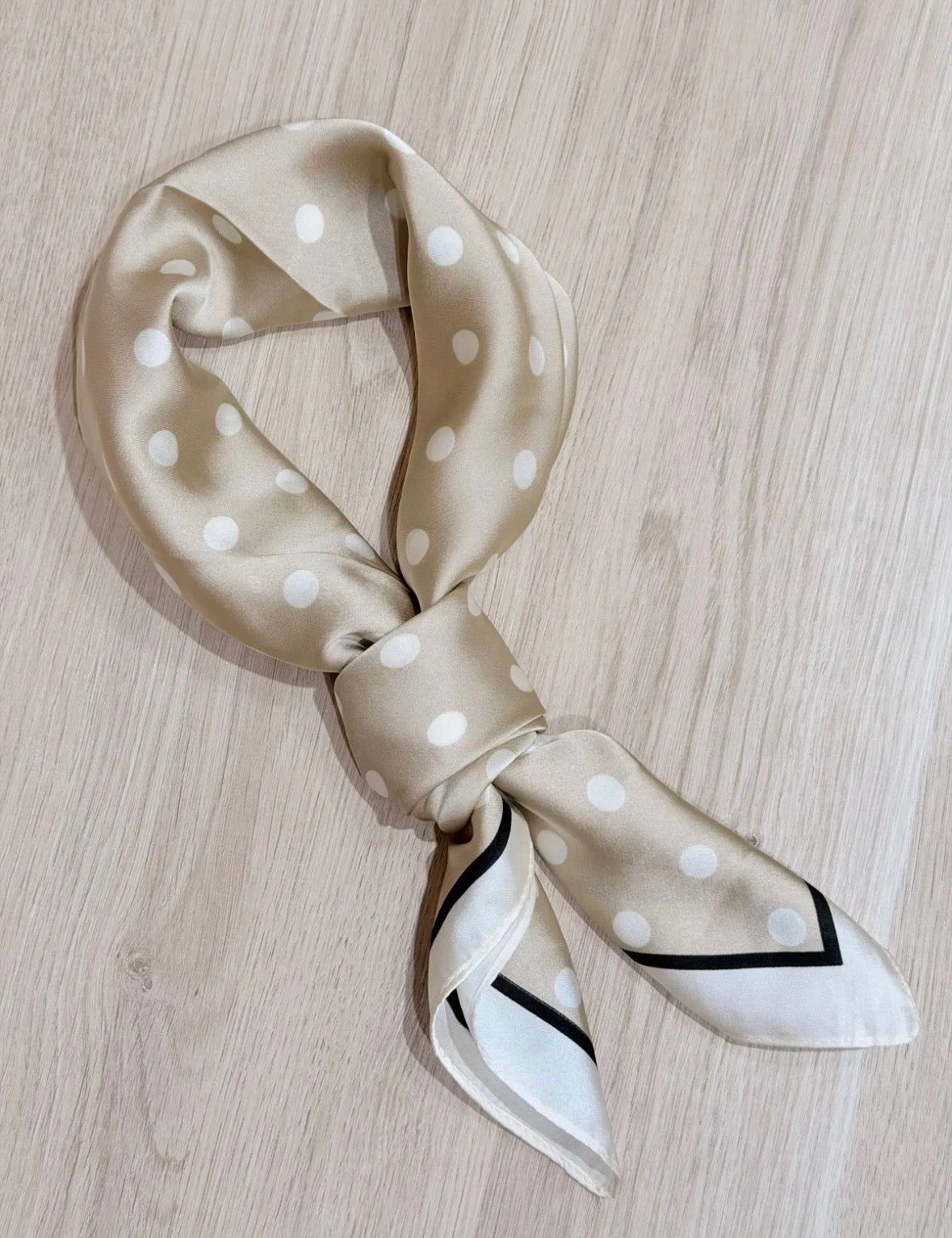 Foulard beige à pois blancs