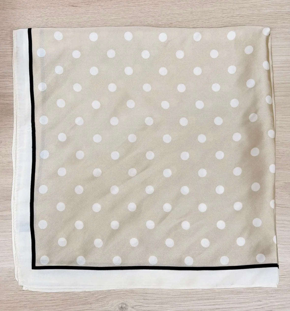 Foulard beige à pois blancs